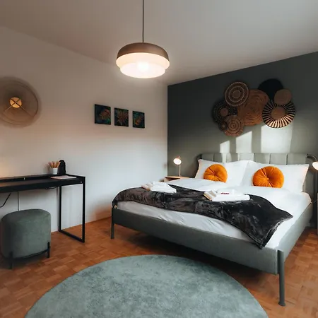 Zentrale Laenggasse - Ruhig - Gratis Parking - Oev Vor Der Tuer Appartamento *