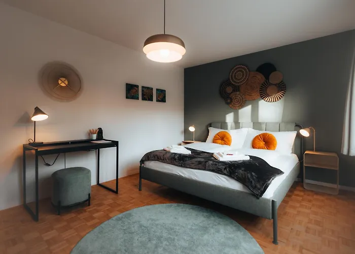 Zentrale Laenggasse - Ruhig - Gratis Parking - Oev Vor Der Tuer Appartamento *